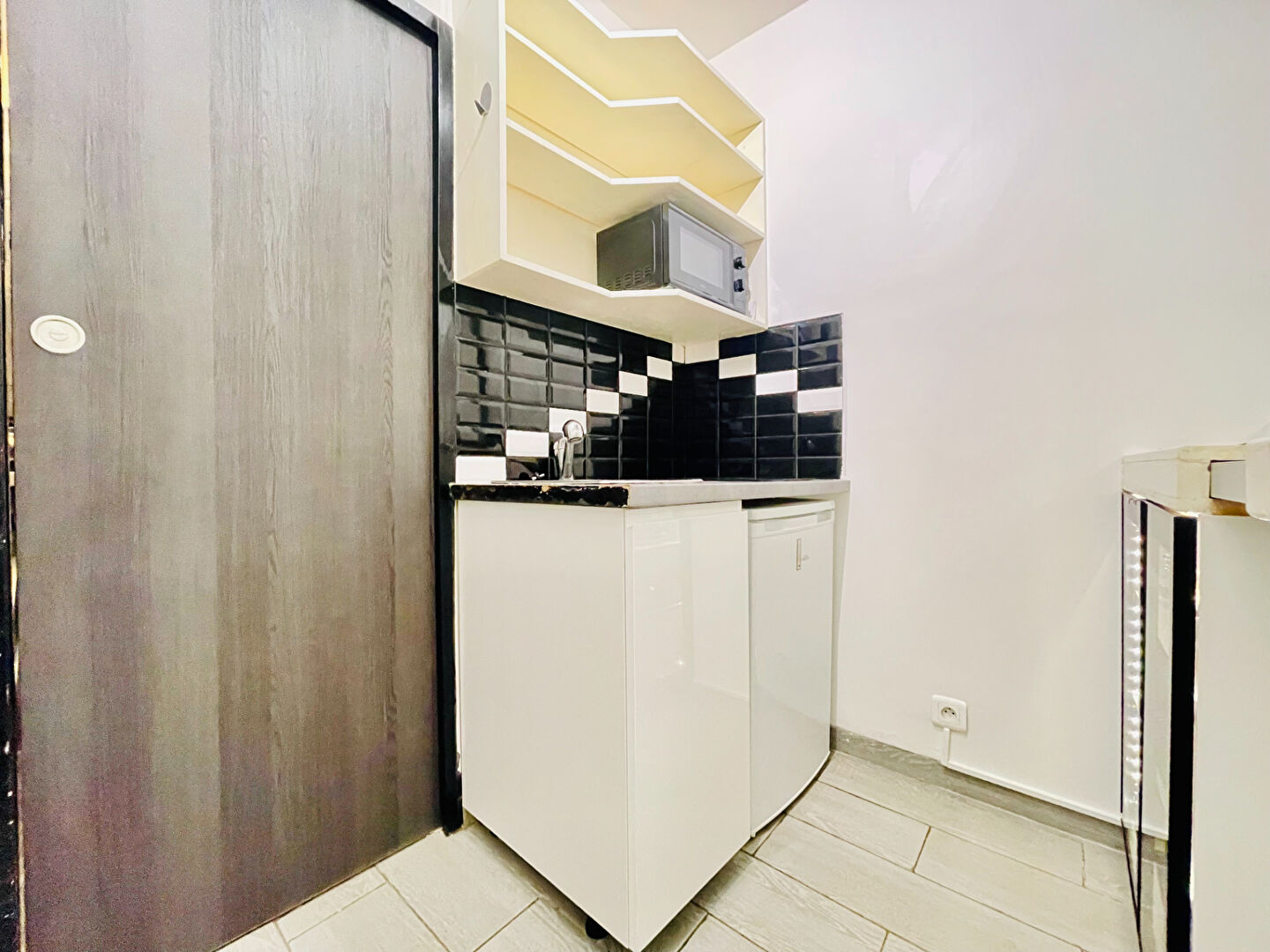 Turnkey studio in quiet rue des Trois Frères in Montmartre 6