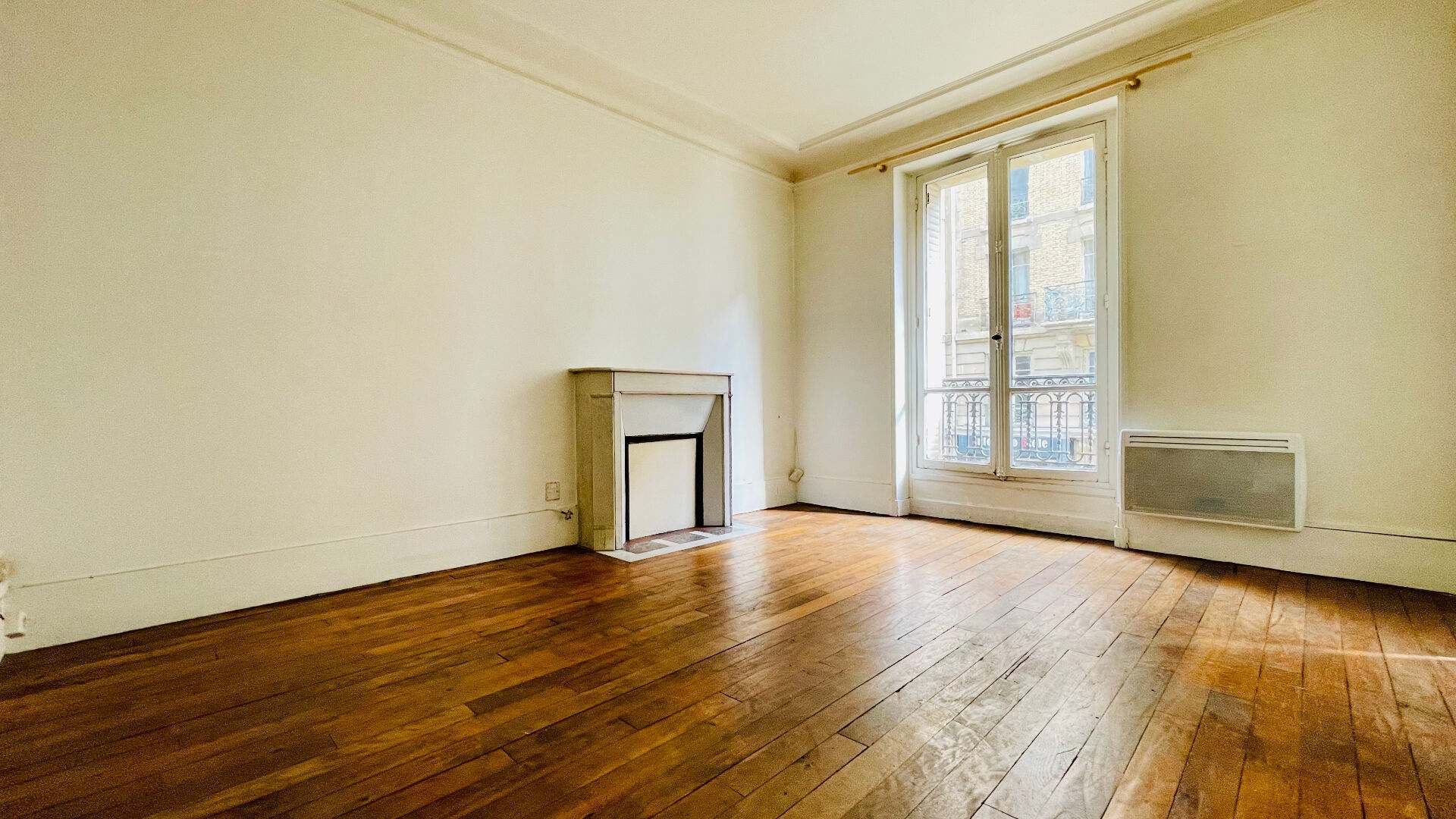 Apartment to modernize: 3 rooms with old-world charm, rue Championnet (pedestrian portion) 9