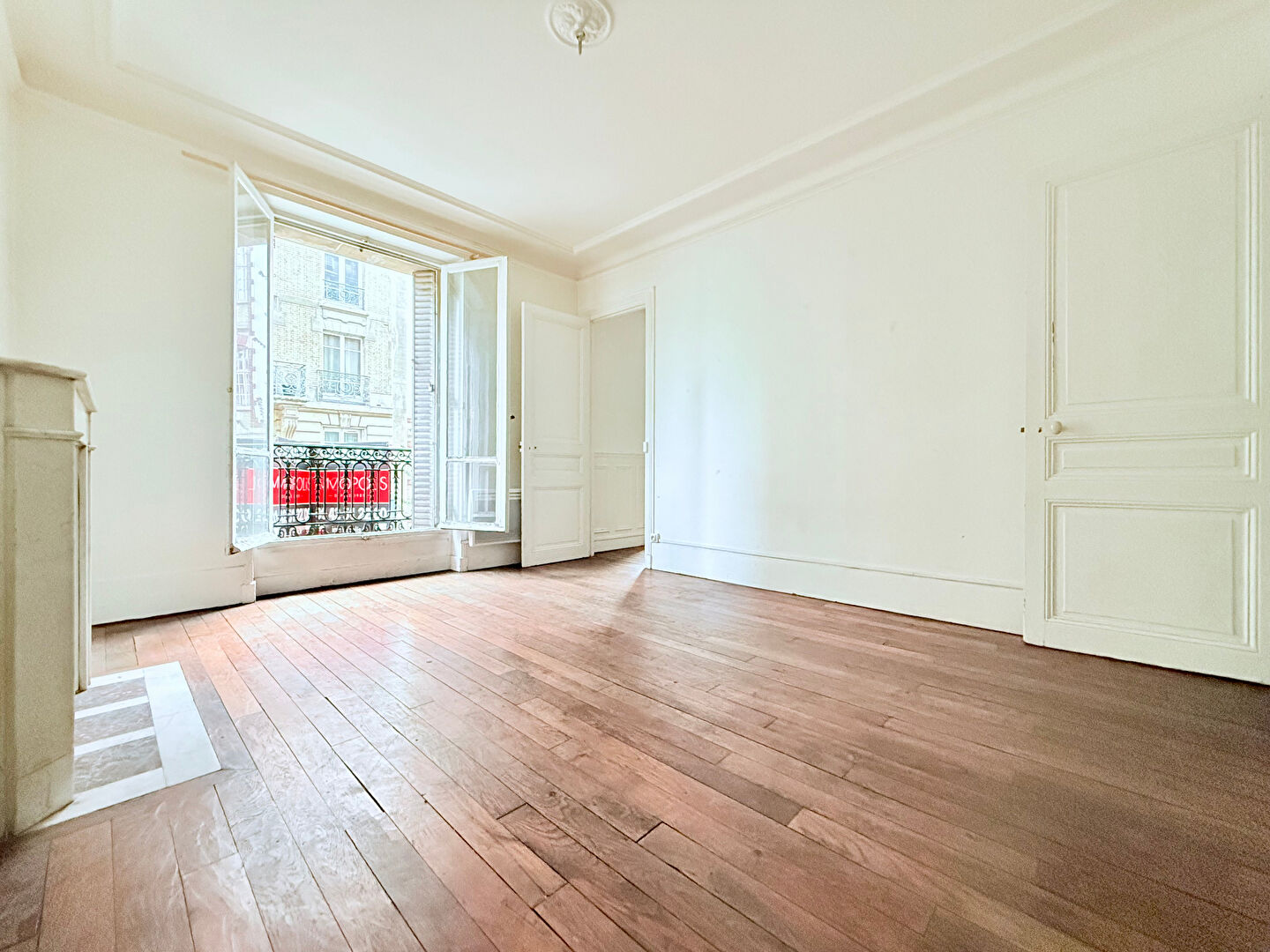 Appartement à moderniser : 3 pièces avec charme de l&rsquo;ancien, rue Championnet (portion piétonne) 11