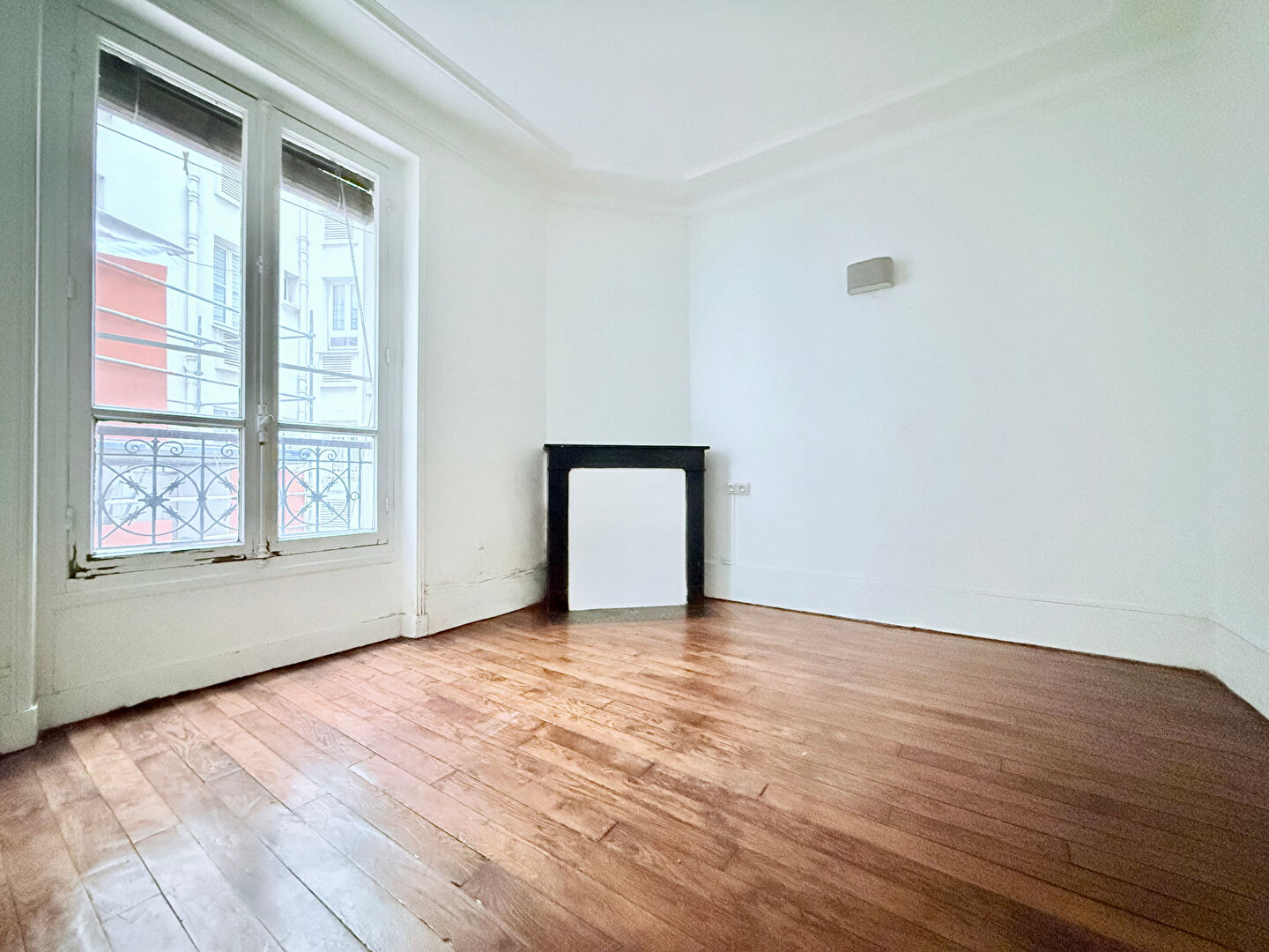 Appartement à moderniser : 3 pièces avec charme de l&rsquo;ancien, rue Championnet (portion piétonne) 12