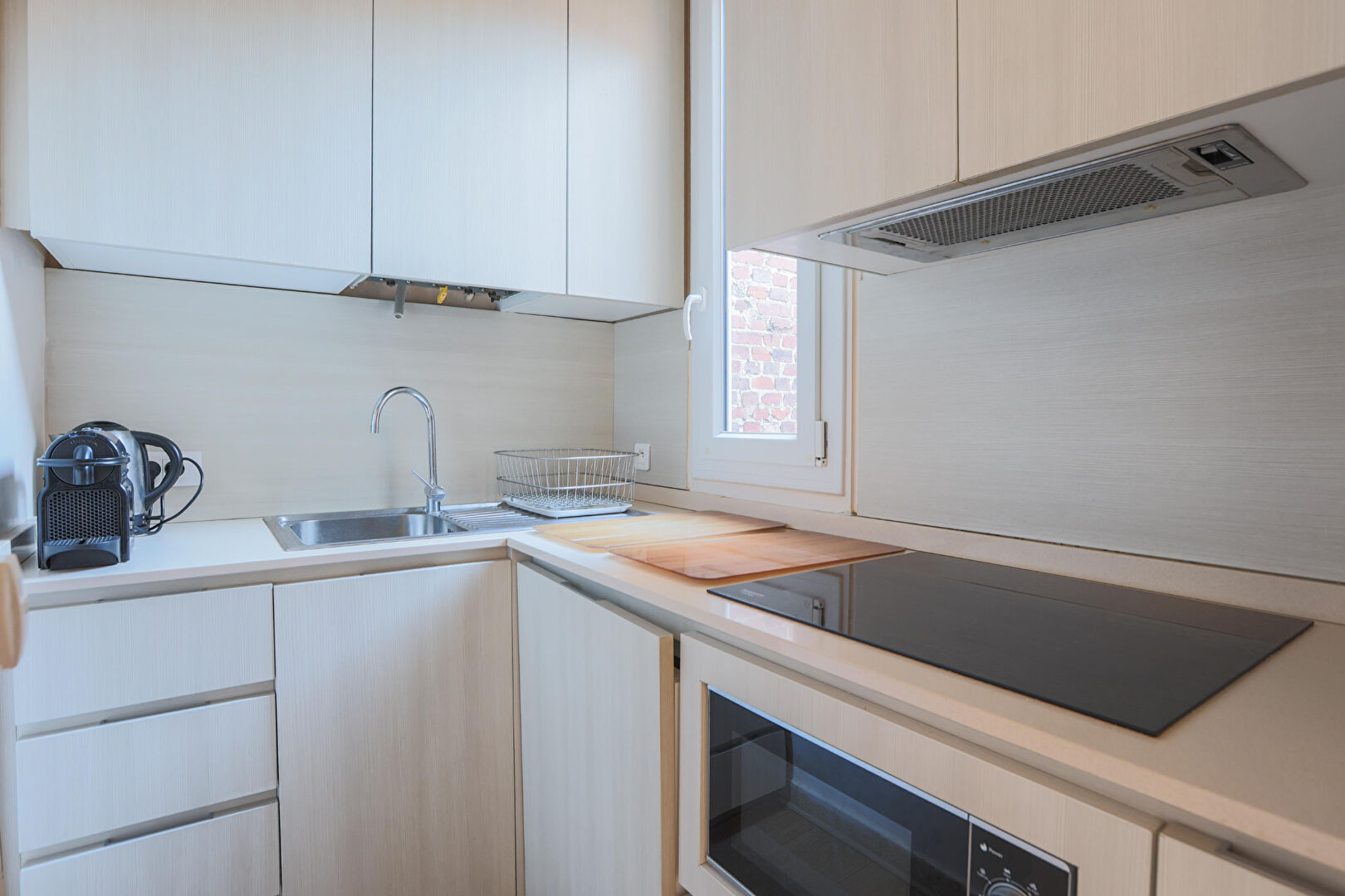 Four rooms on the top floor with a long balcony! 10