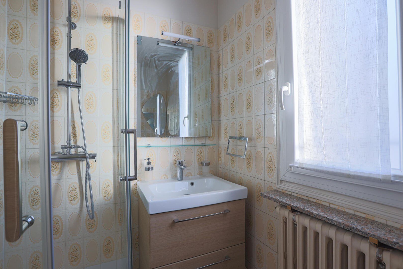 Four rooms on the top floor with a long balcony! 11