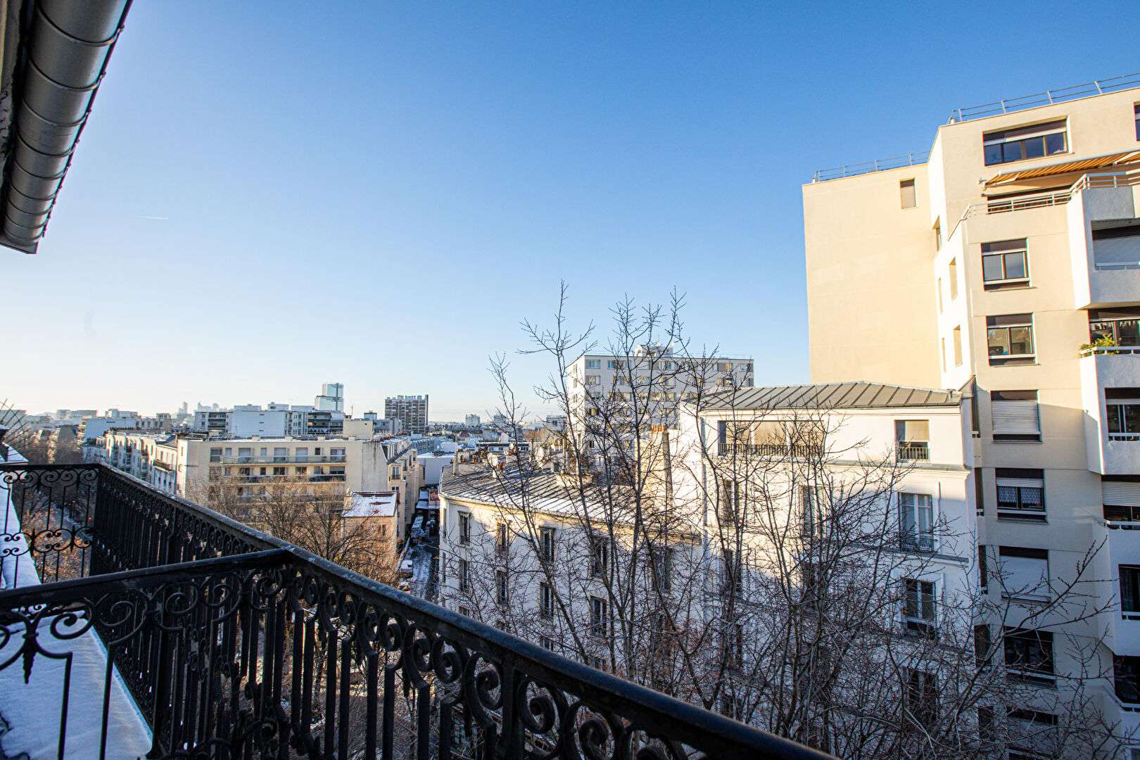 Four rooms on the top floor with a long balcony! 12