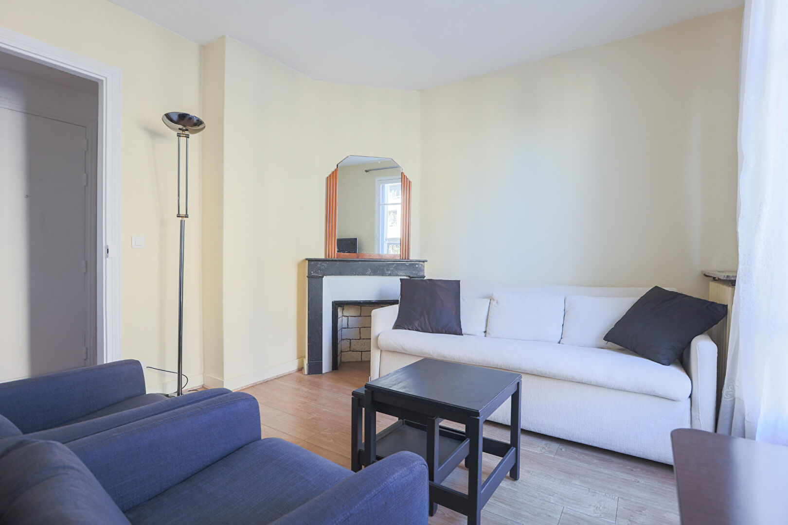 Four rooms on the top floor with a long balcony! 3