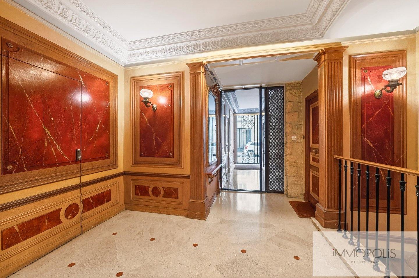 Rue Durantin in the heart of Abbesses. 14