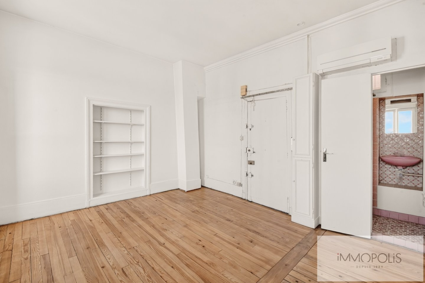 Modular « workshop » apartment to renovate – Sacré Coeur and Eiffel Tower view 80 m² – Abbesses Montmartre 6 Modular « workshop » apartment to renovate – Sacré Coeur and Eiffel Tower view 80 m² – Abbesses Montmartre 6