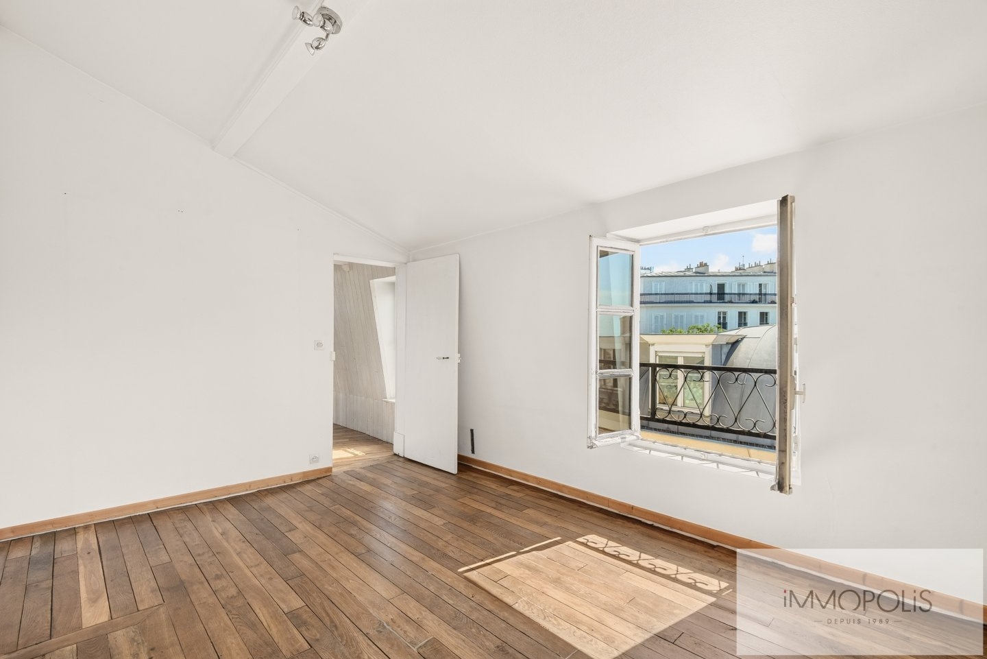 Modular « workshop » apartment to renovate – Sacré Coeur and Eiffel Tower view 80 m² – Abbesses Montmartre 9 Modular « workshop » apartment to renovate – Sacré Coeur and Eiffel Tower view 80 m² – Abbesses Montmartre 9