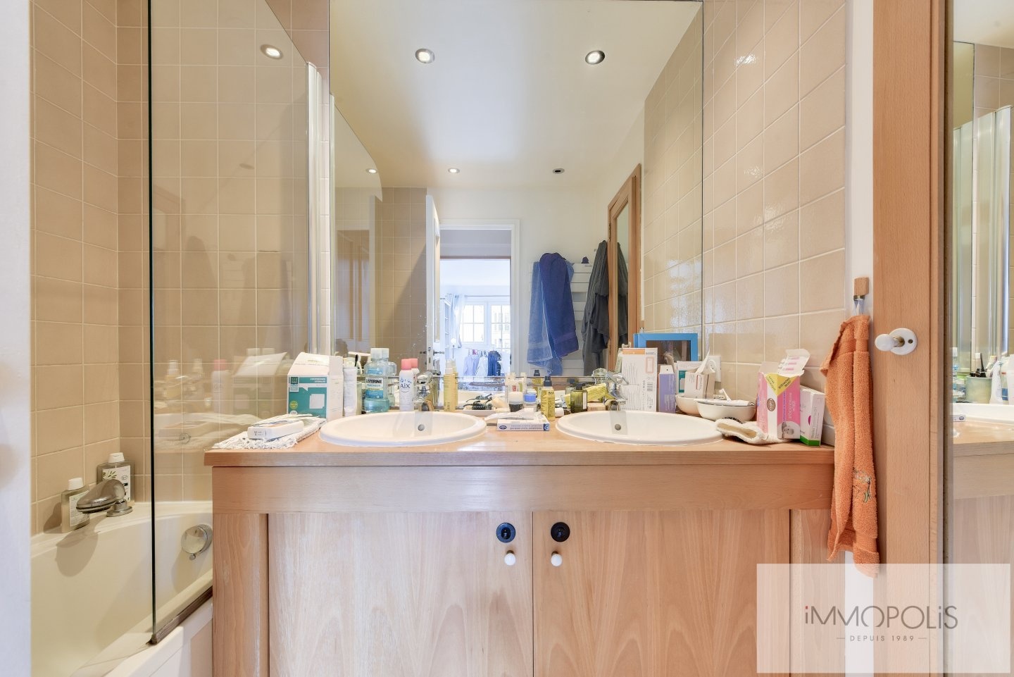 VENDU OCCUPE – Résidence privée du Moulin de la Galette à Montmartre. 15 VENDU OCCUPE – Résidence privée du Moulin de la Galette à Montmartre. 15