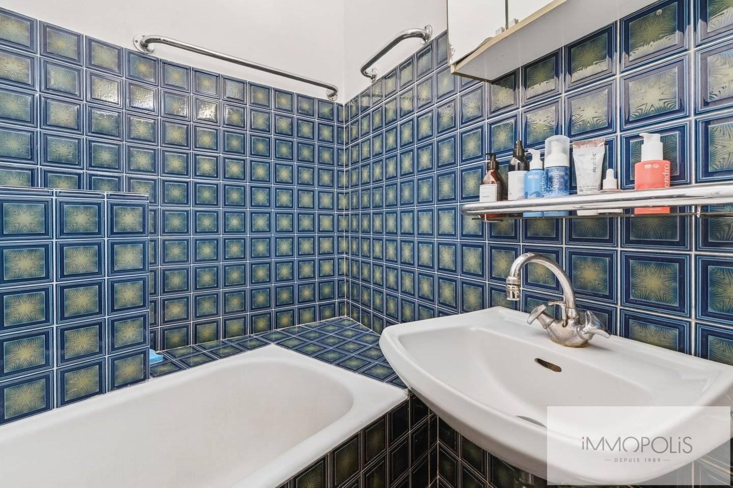 Rue Durantin in the heart of Abbesses. 12