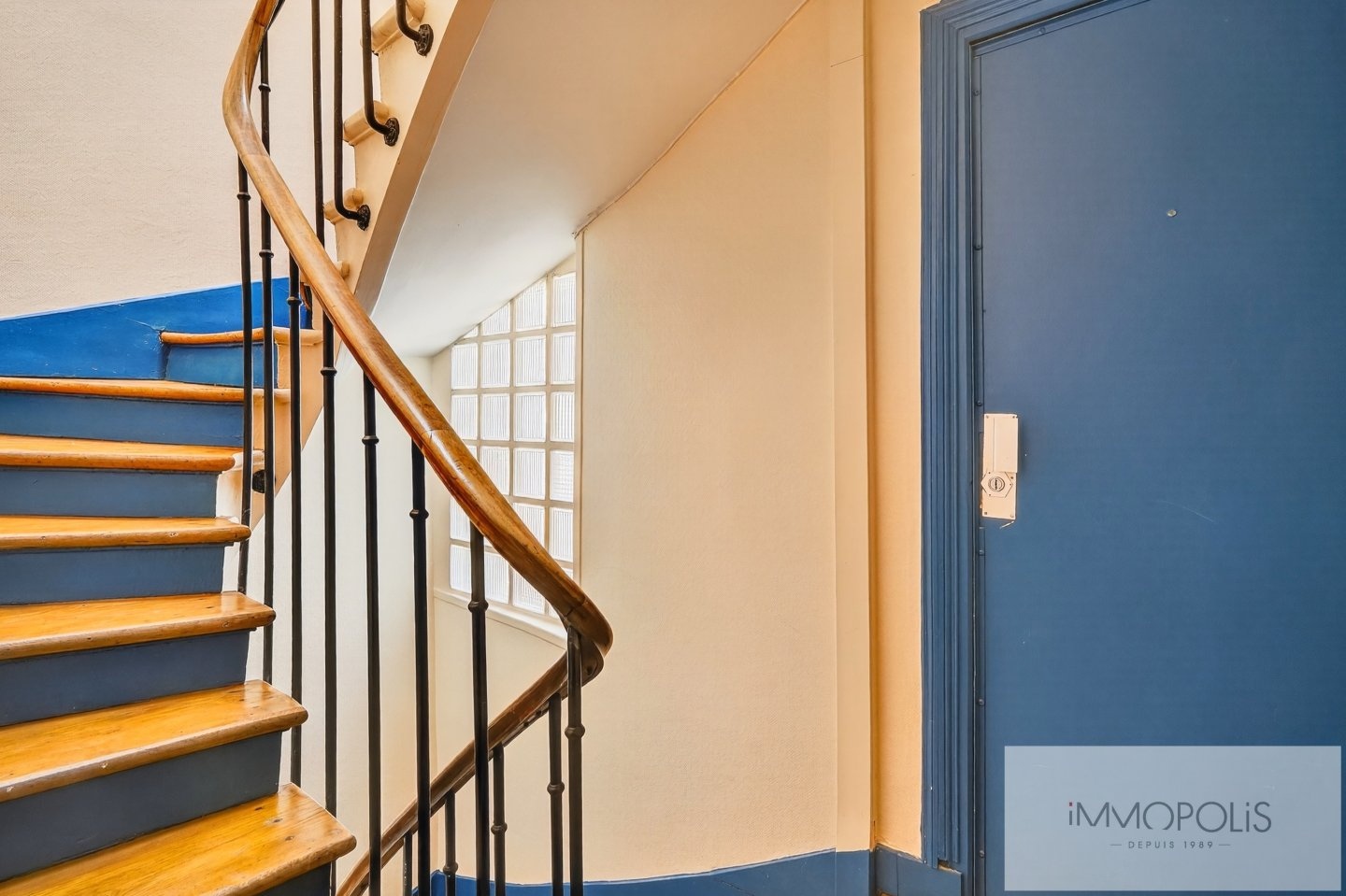 Rue Durantin in the heart of Abbesses. 13