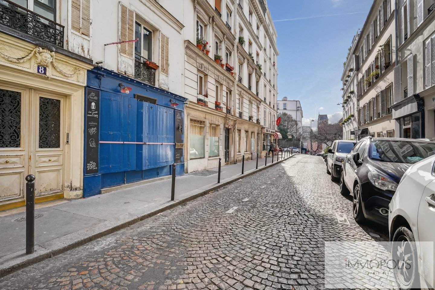 Rue Durantin in the heart of Abbesses. 14