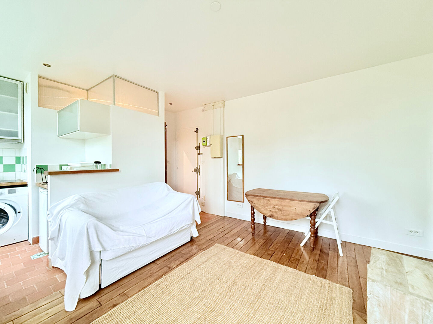 Bright top floor not overlooked: 2 rooms near the Coulée verte, Paris 18th 1 Bright top floor not overlooked: 2 rooms near the Coulée verte, Paris 18th 1