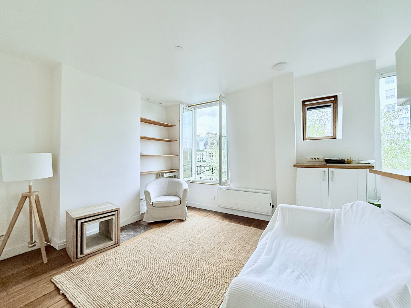 Bright top floor not overlooked: 2 rooms near the Coulée verte, Paris 18th 4 Bright top floor not overlooked: 2 rooms near the Coulée verte, Paris 18th 4