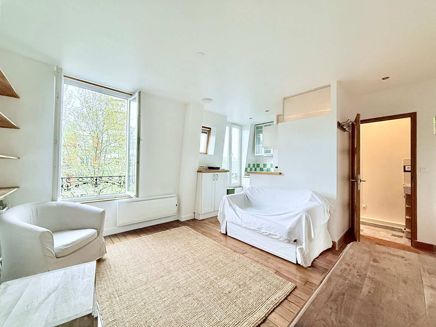 Bright top floor not overlooked: 2 rooms near the Coulée verte, Paris 18th 5 Bright top floor not overlooked: 2 rooms near the Coulée verte, Paris 18th 5