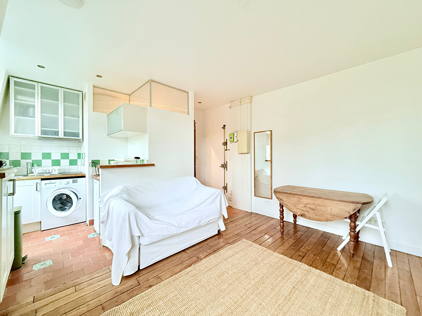 Bright top floor not overlooked: 2 rooms near the Coulée verte, Paris 18th 7 Bright top floor not overlooked: 2 rooms near the Coulée verte, Paris 18th 7