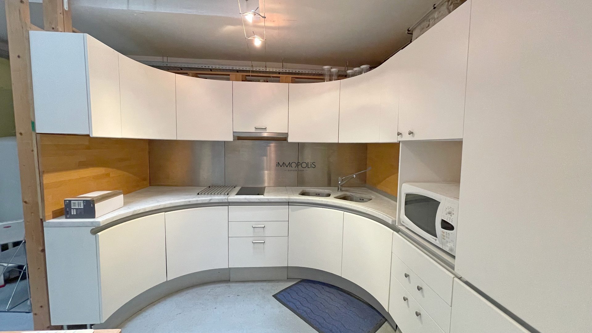 Atypical loft for local use (mixed use possible), 156 m² on 3 levels with glass roofs: Paris 18-9th, Martyrs / Clichy 7 Atypical loft for local use (mixed use possible), 156 m² on 3 levels with glass roofs: Paris 18-9th, Martyrs / Clichy 7