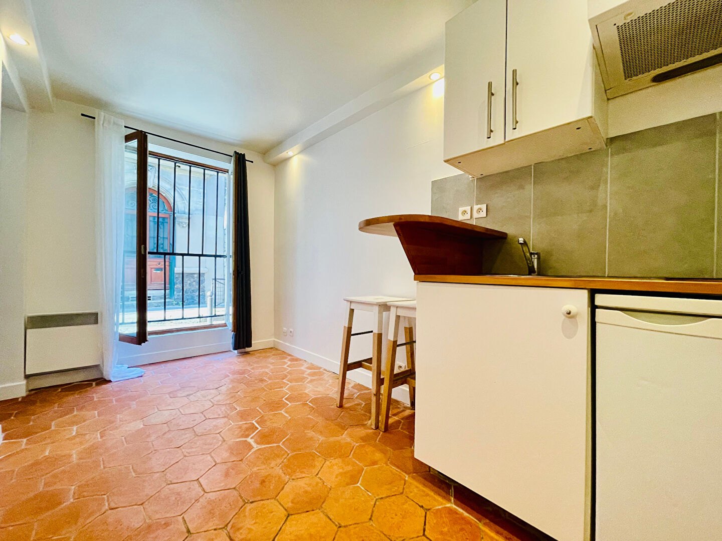 Deux pièces à Montmartre, donnant sur une rue piétonne – 16,56 m2 1