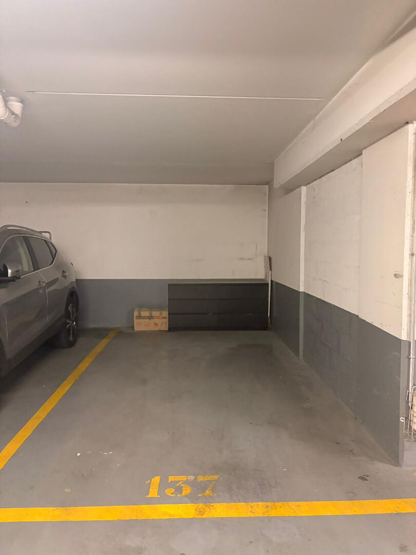 Secure parking space for sale – Rue Christiani 1