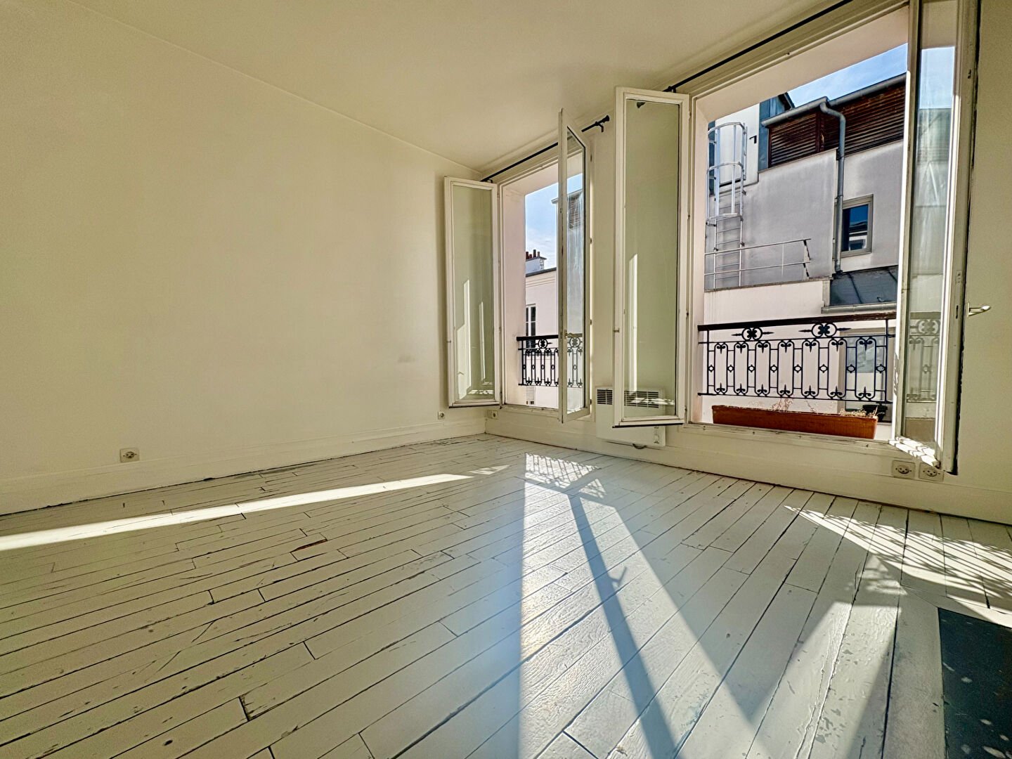Abbesses – 4e étage lumineux, fort potentiel de rénovation 6