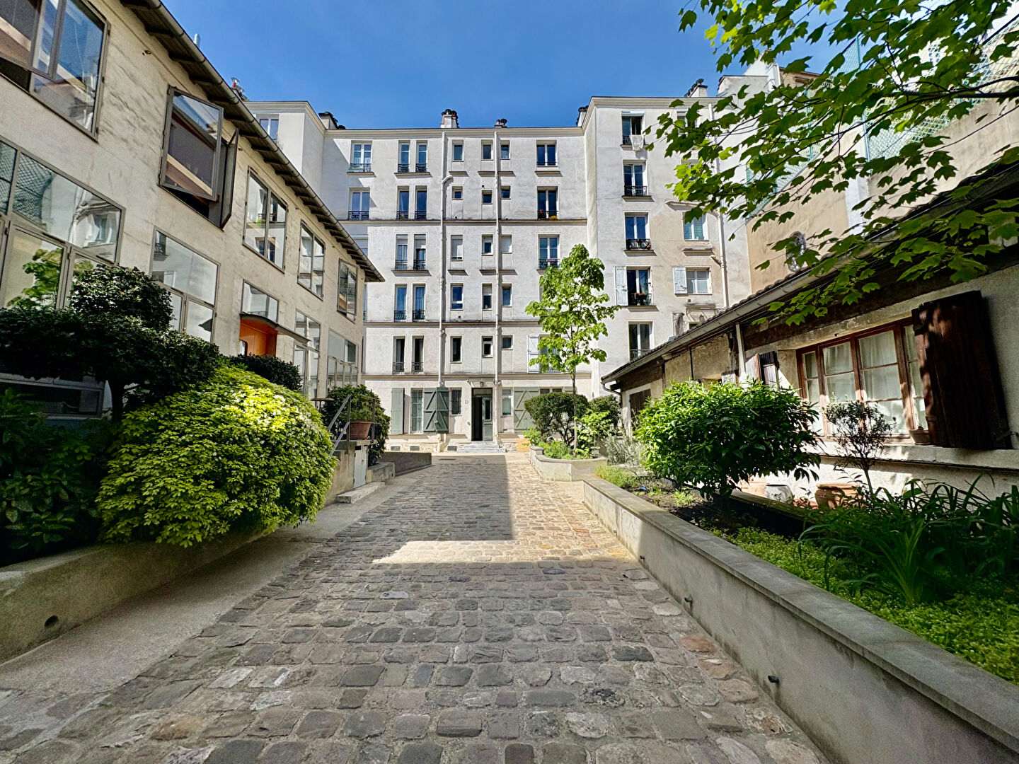 Abbesses – 4e étage lumineux, fort potentiel de rénovation 8