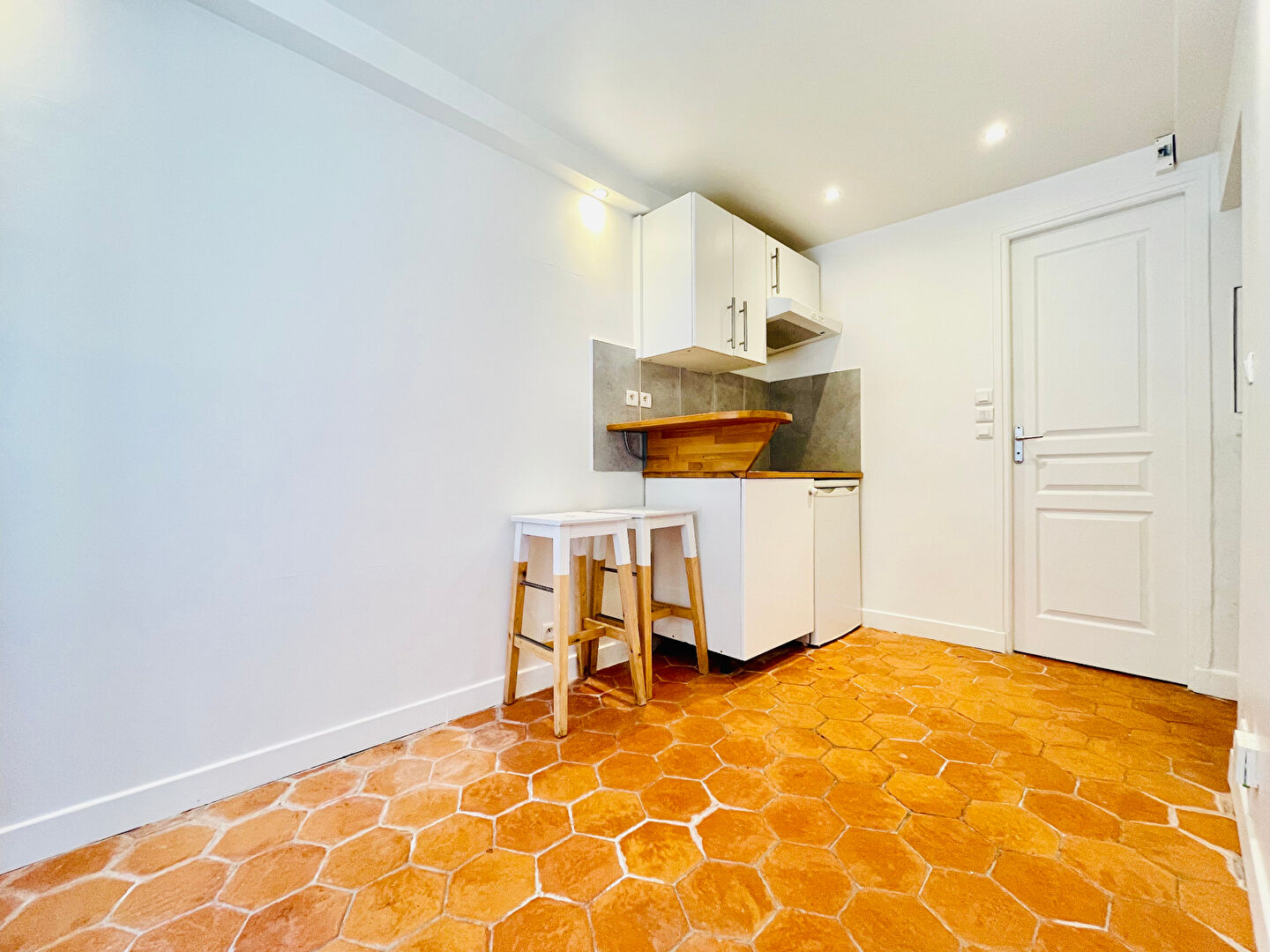 Two rooms in Montmartre, overlooking a pedestrian street – 16.56 m2 2