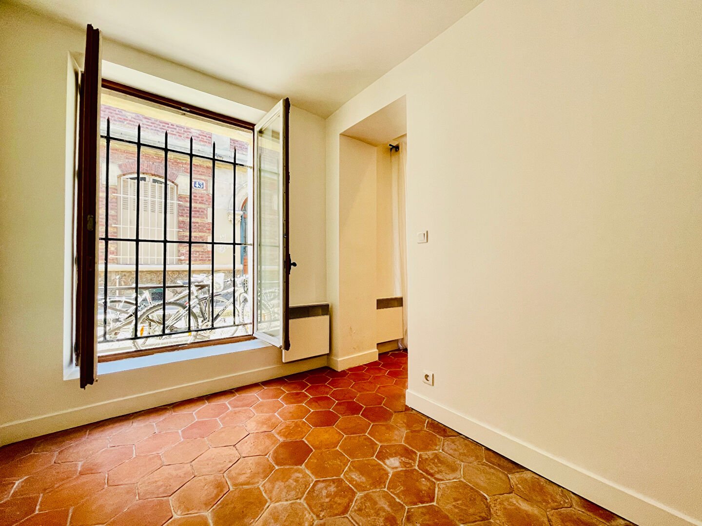 Two rooms in Montmartre, overlooking a pedestrian street – 16.56 m2 5