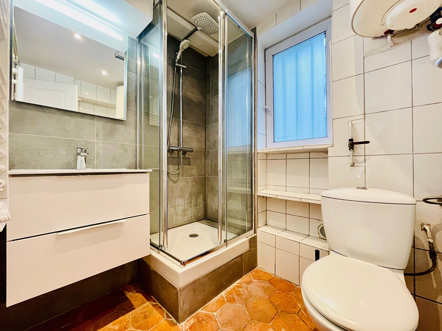 Two rooms in Montmartre, overlooking a pedestrian street – 16.56 m2 8