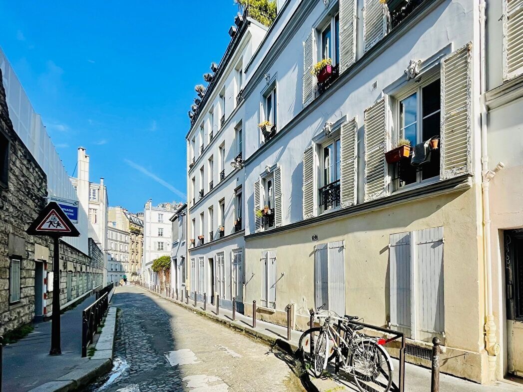 Two rooms in Montmartre, overlooking a pedestrian street – 16.56 m2 9
