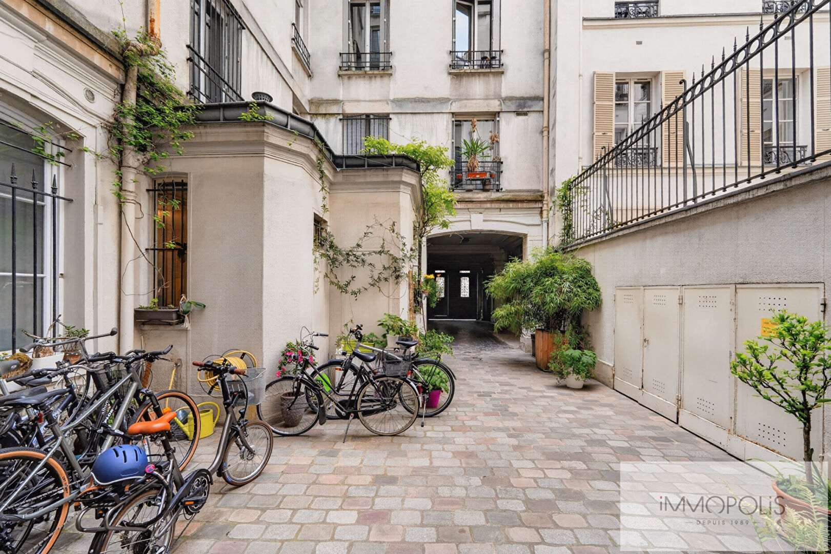 Charming 2 room apartment in good condition – Saint-Georges / Trinité district, secure residence 13