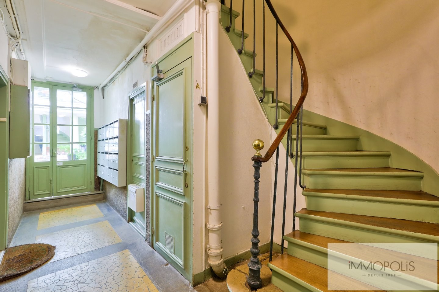 Rue Berthe – Montmartre – Top floor crossing – Unobstructed view facing south over Paris. 15 Rue Berthe – Montmartre – Top floor crossing – Unobstructed view facing south over Paris. 15