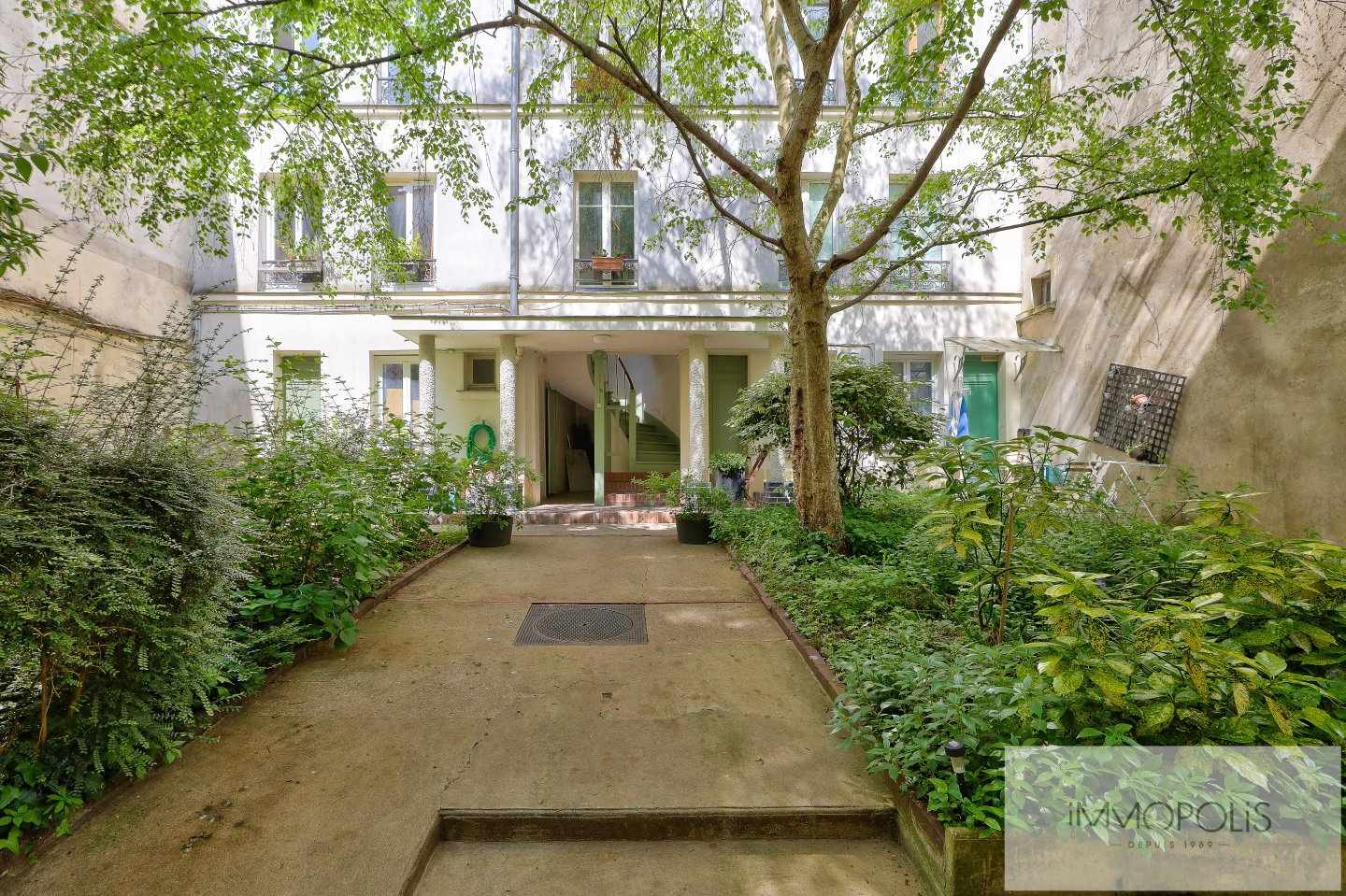 Rue Berthe – Montmartre – Top floor crossing – Unobstructed view facing south over Paris. 16 Rue Berthe – Montmartre – Top floor crossing – Unobstructed view facing south over Paris. 16