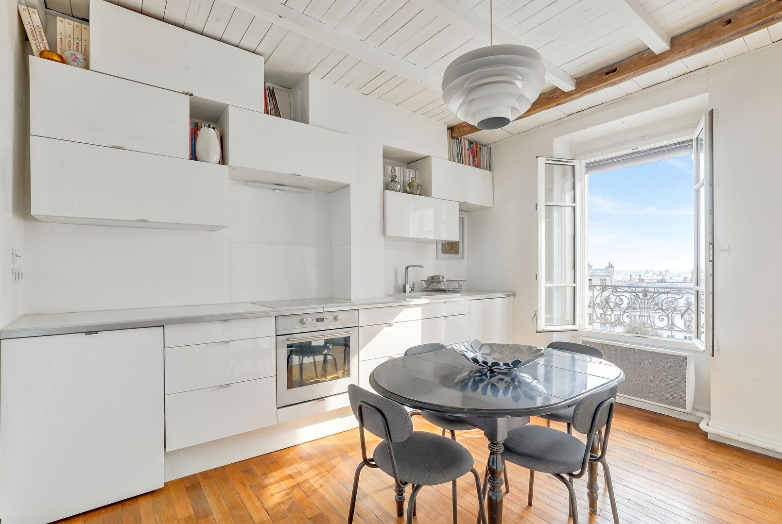 Rue Berthe – Montmartre – Top floor crossing – Unobstructed view facing south over Paris. 4 Rue Berthe – Montmartre – Top floor crossing – Unobstructed view facing south over Paris. 4