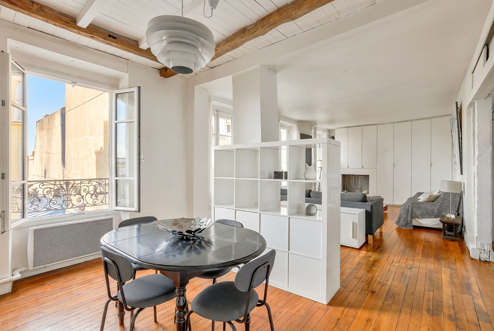 Rue Berthe – Montmartre – Top floor crossing – Unobstructed view facing south over Paris. 5 Rue Berthe – Montmartre – Top floor crossing – Unobstructed view facing south over Paris. 5