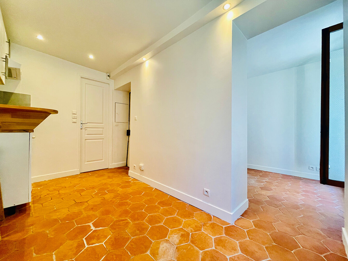 Two rooms in Montmartre, overlooking a pedestrian street – 16.56 m2 1