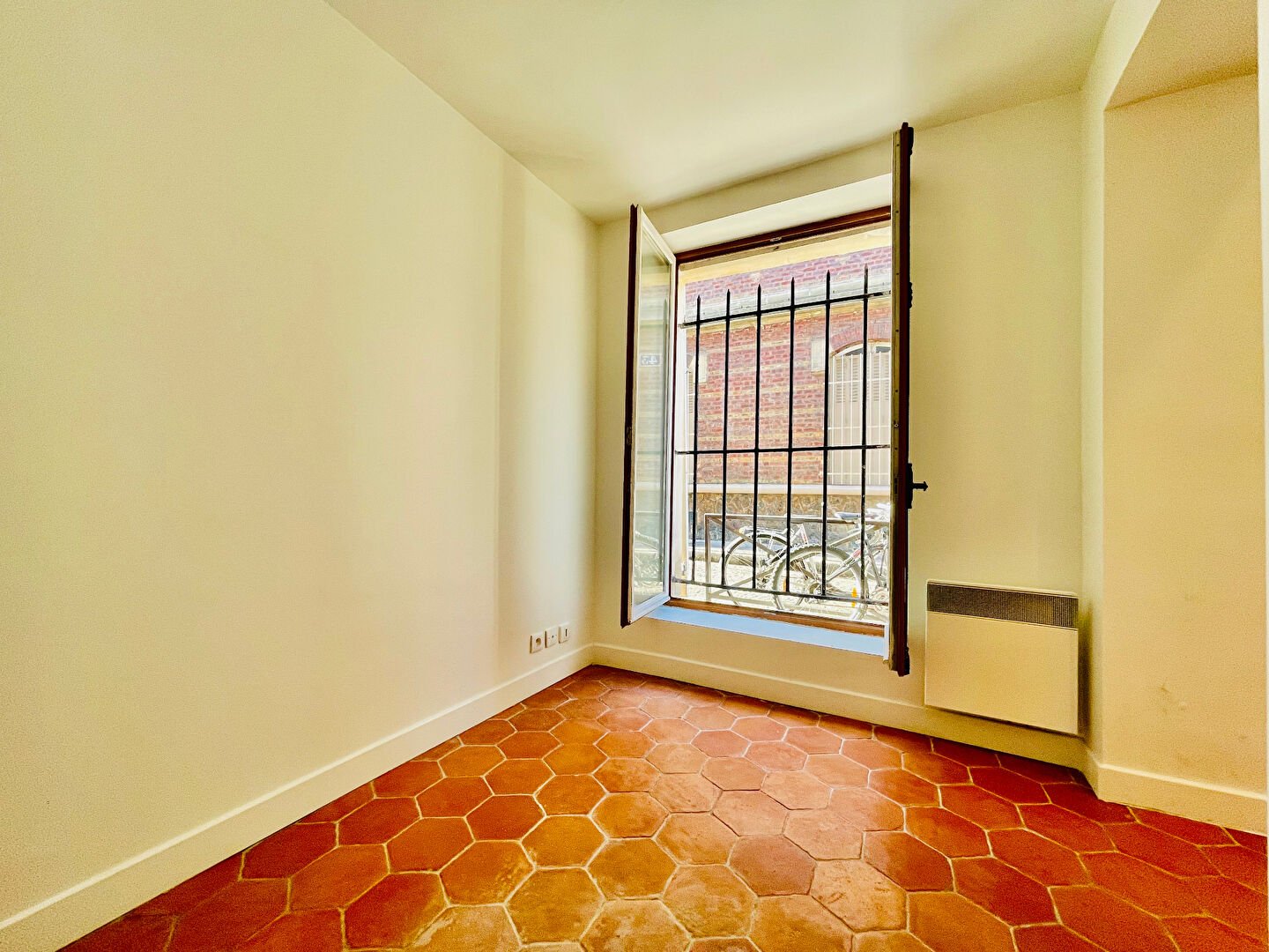 Two rooms in Montmartre, overlooking a pedestrian street – 16.56 m2 7