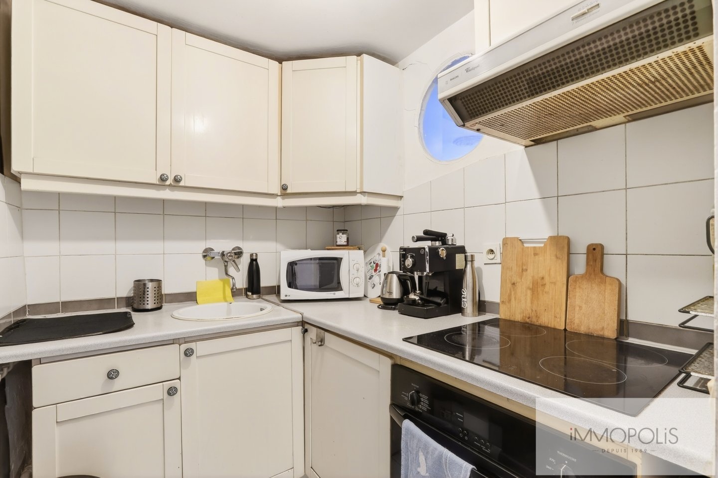 Charming 2-room apartment on the top floor 7