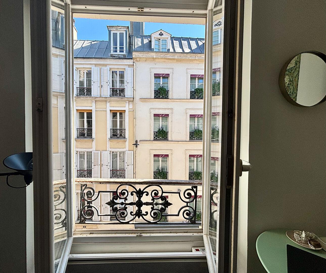 Studio très lumineux au 3e étage d&rsquo;une rue calme et recherchée aux Abbesses 2
