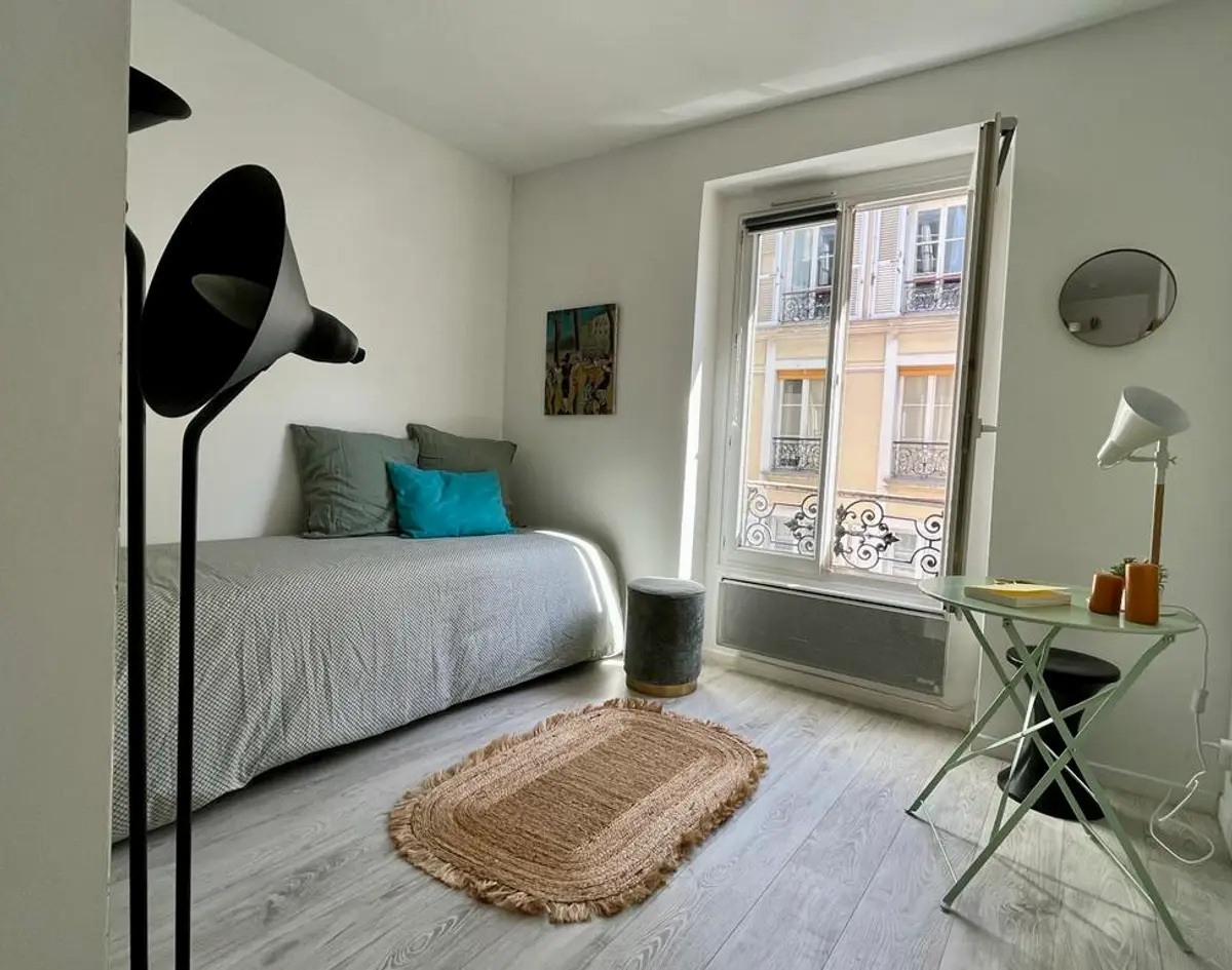 Studio très lumineux au 3e étage d&rsquo;une rue calme et recherchée aux Abbesses 4