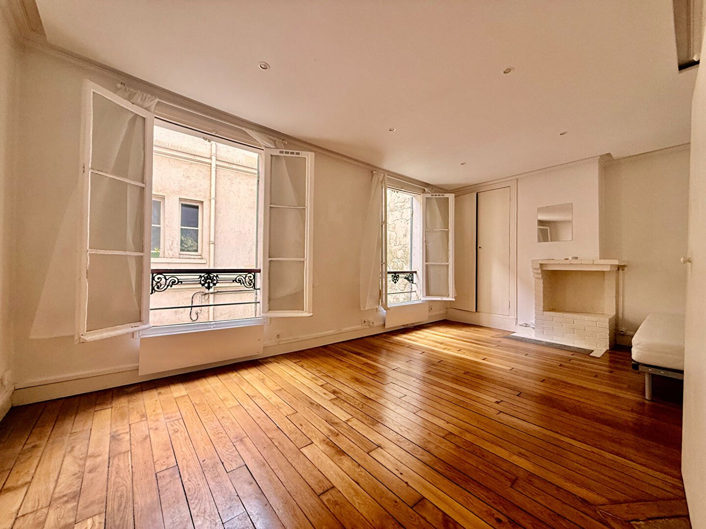 Studio lumineux et paisible, proche de la place des Abbesses 2
