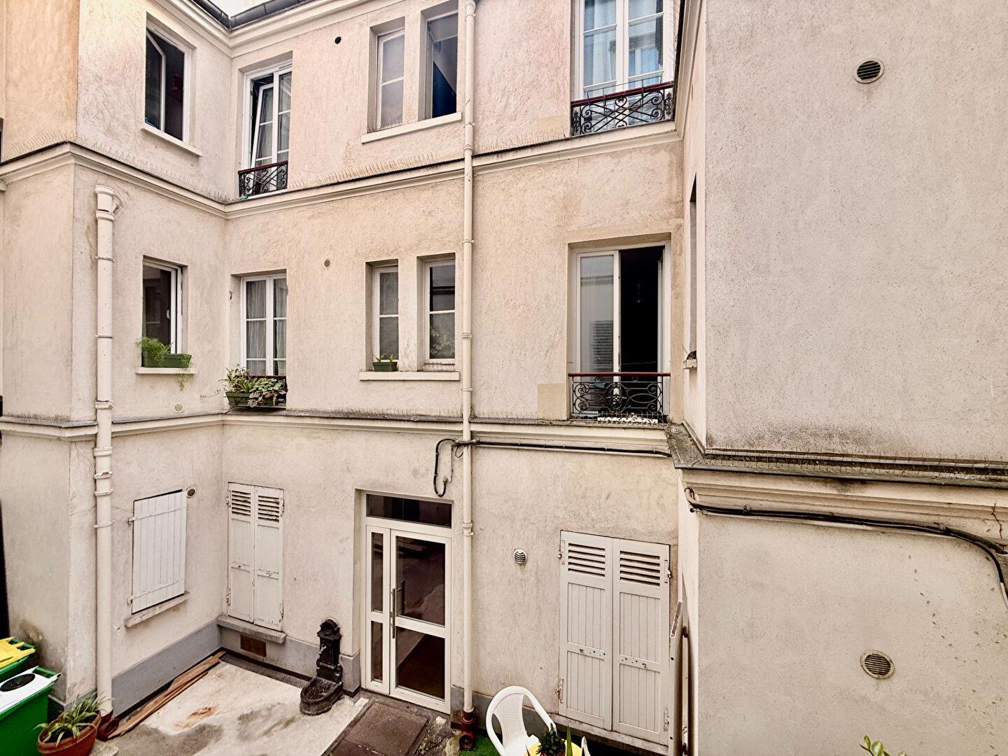 Studio lumineux et paisible, proche de la place des Abbesses 7