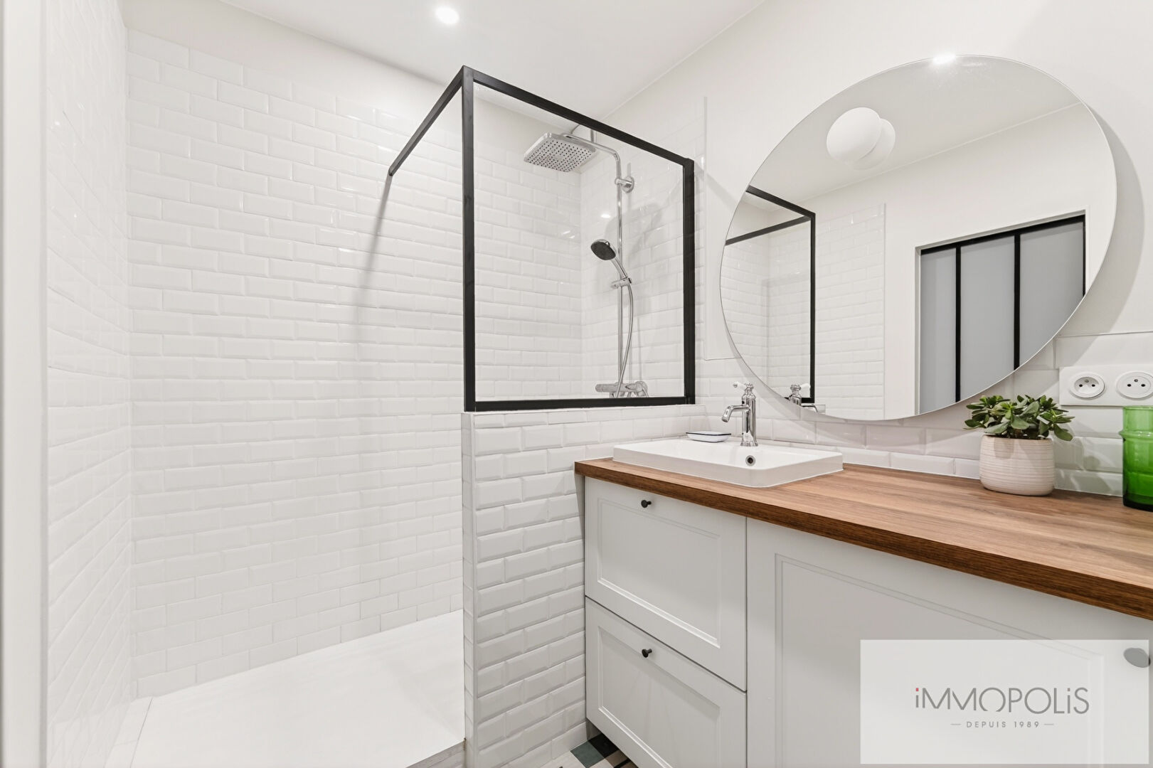 Montmartre – 3 room renovated apartment, potential 2 bedrooms, near Sacré-Coeur 12