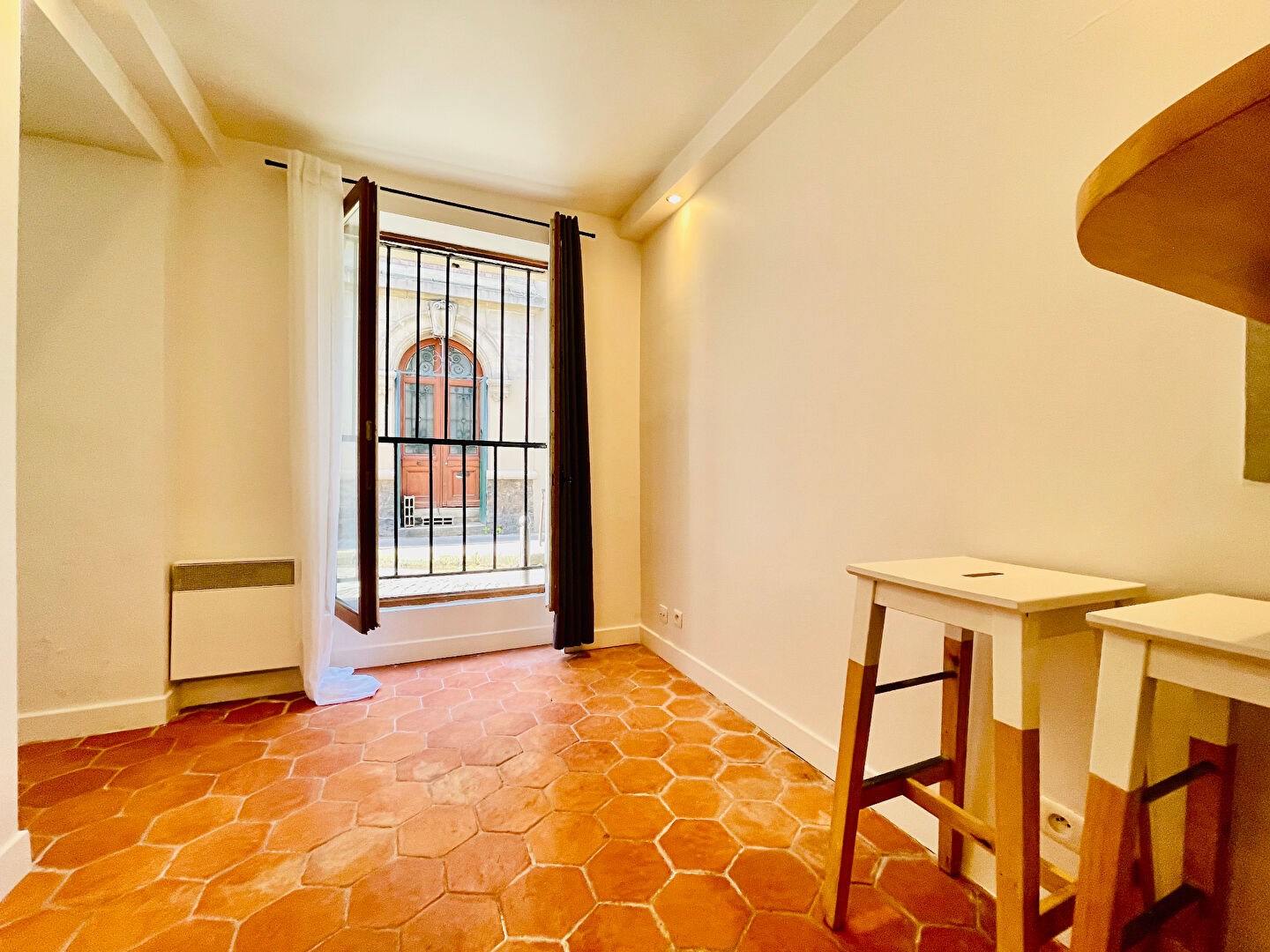 Two rooms in Montmartre, overlooking a pedestrian street – 16.56 m2 4 Two rooms in Montmartre, overlooking a pedestrian street – 16.56 m2 4