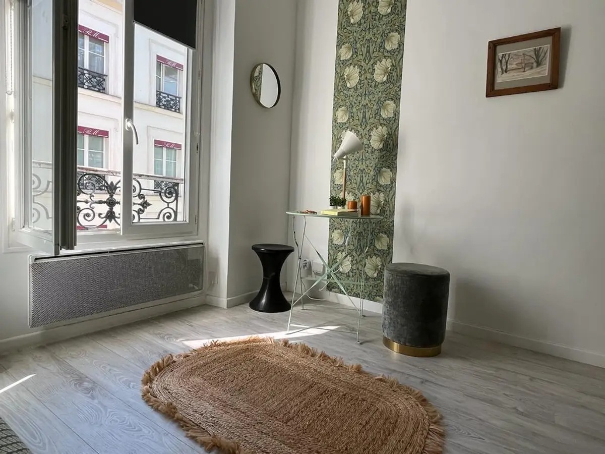 Very bright studio on the 3rd floor of a quiet and sought-after street in Abbesses 2 Very bright studio on the 3rd floor of a quiet and sought-after street in Abbesses 2