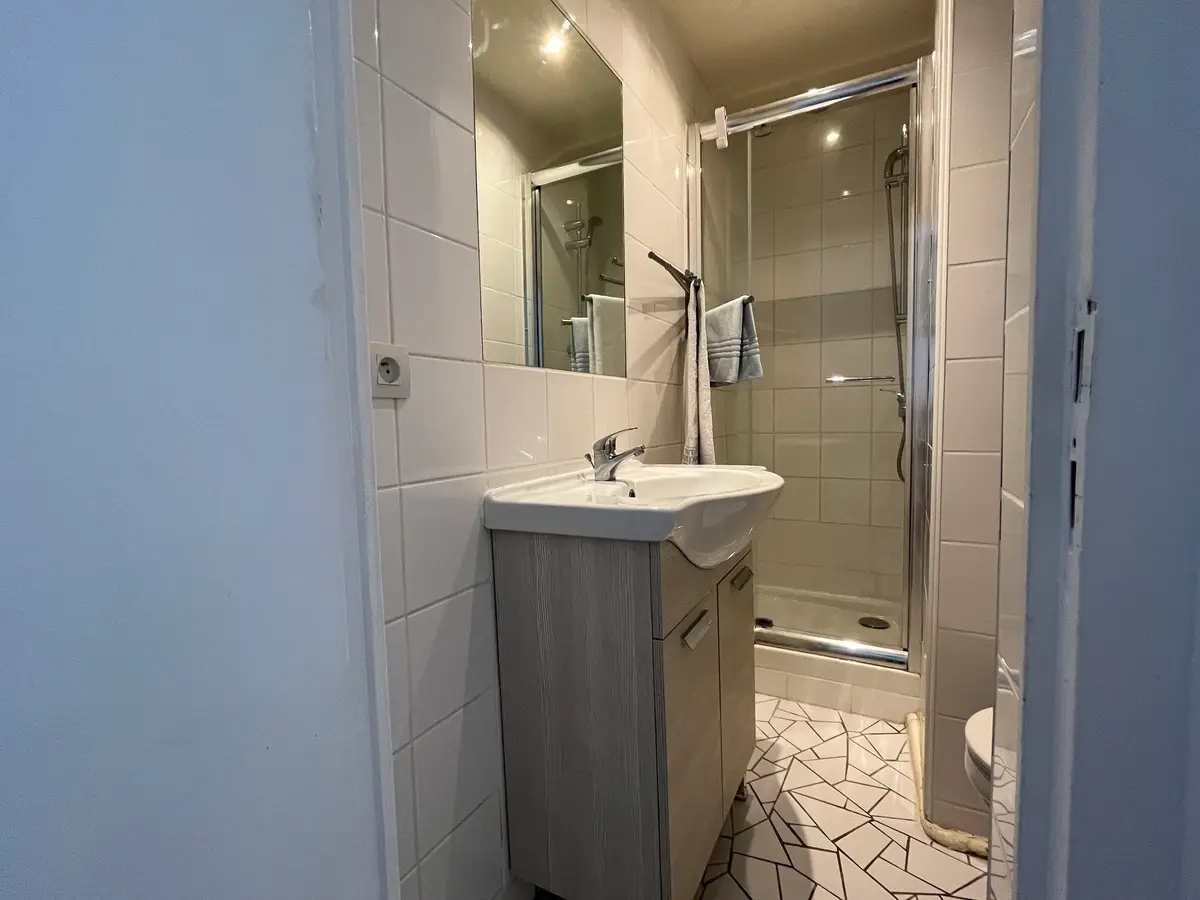 Very bright studio on the 3rd floor of a quiet and sought-after street in Abbesses 6 Very bright studio on the 3rd floor of a quiet and sought-after street in Abbesses 6