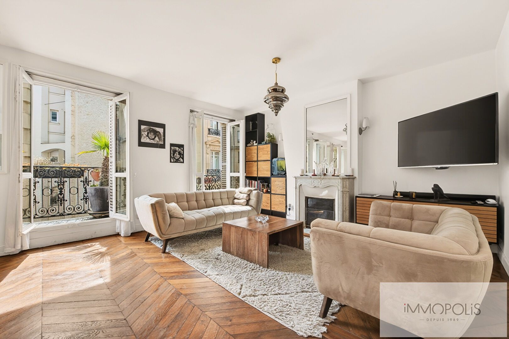 Haussmannian apartment with balcony and potential 3 bedrooms 1