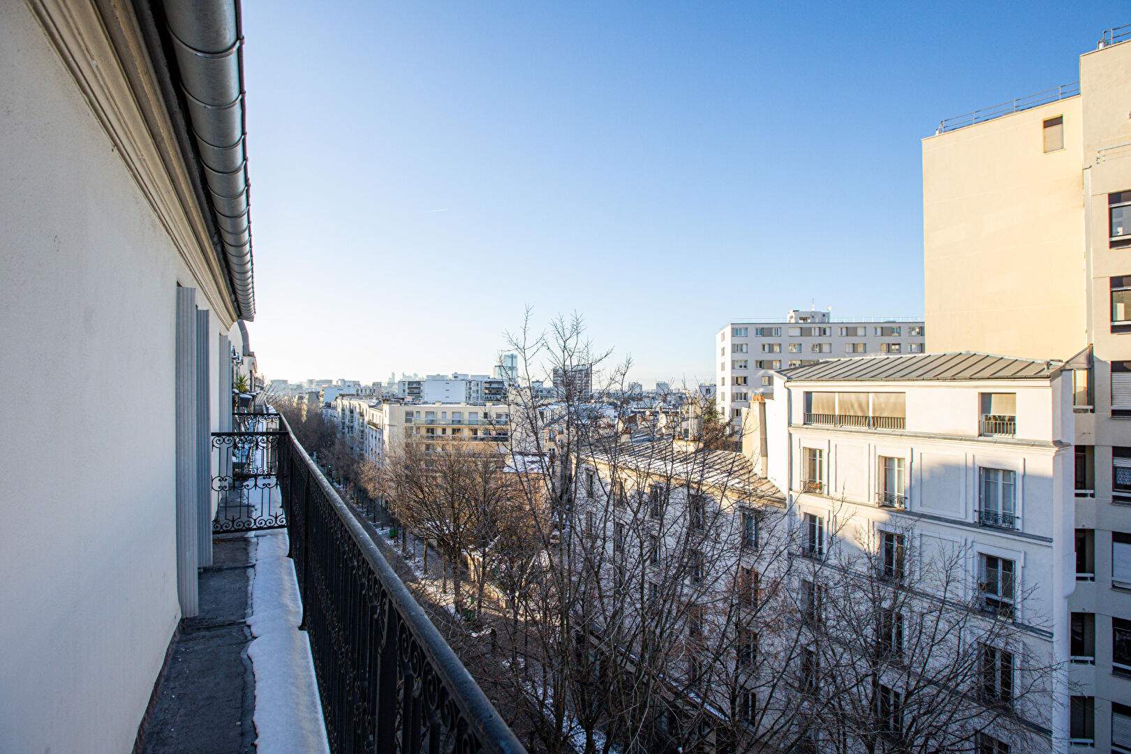 Four rooms on the top floor with a long balcony! 1