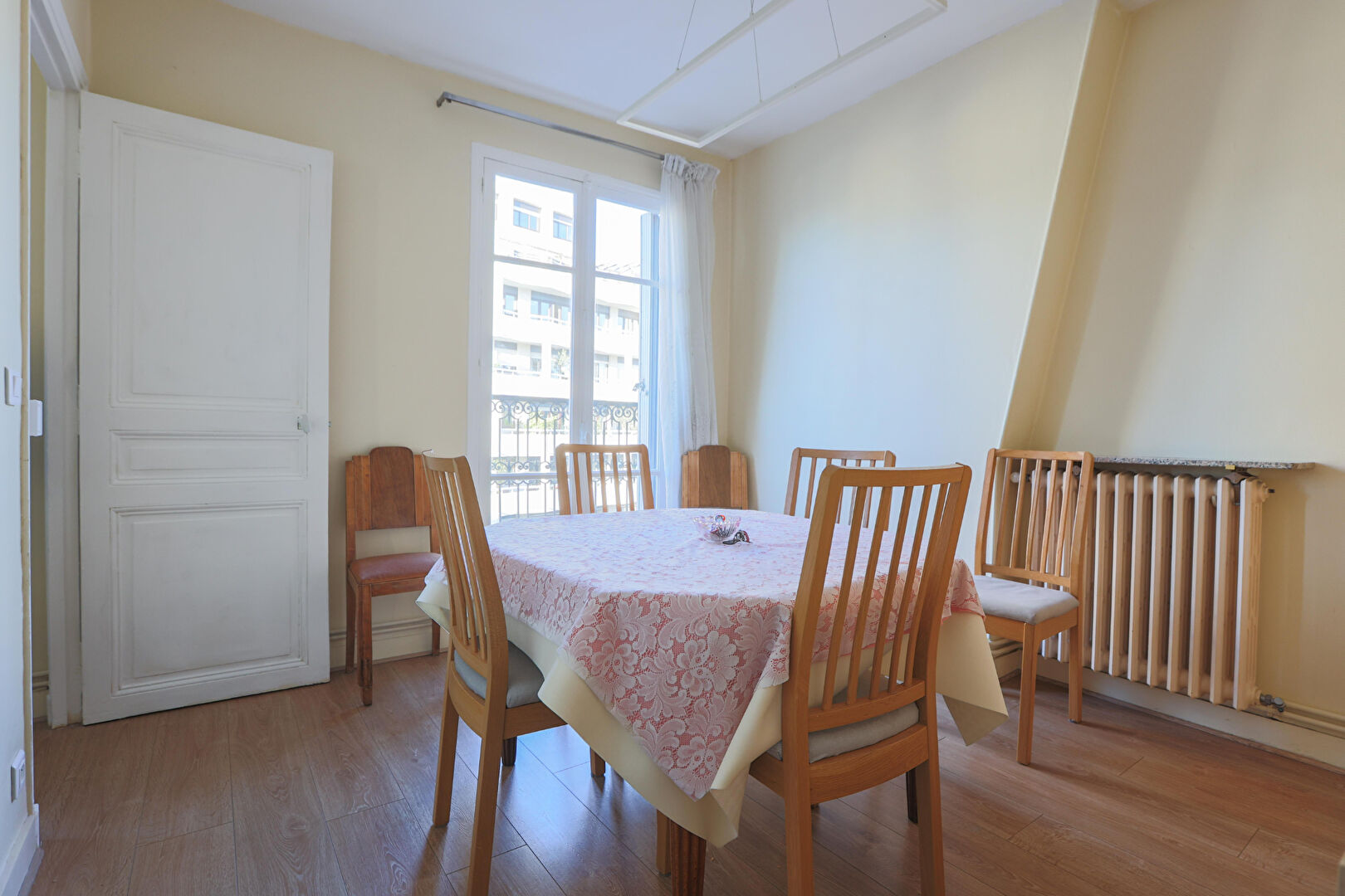 Four rooms on the top floor with a long balcony! 4