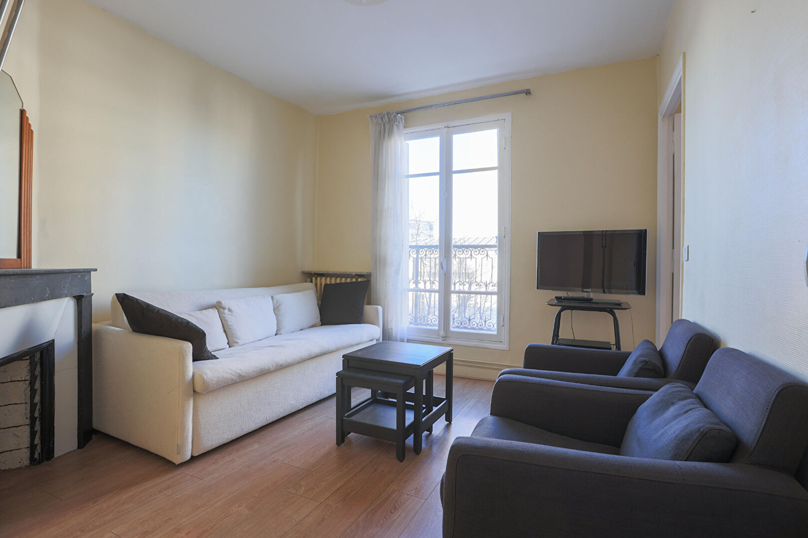 Four rooms on the top floor with a long balcony! 2
