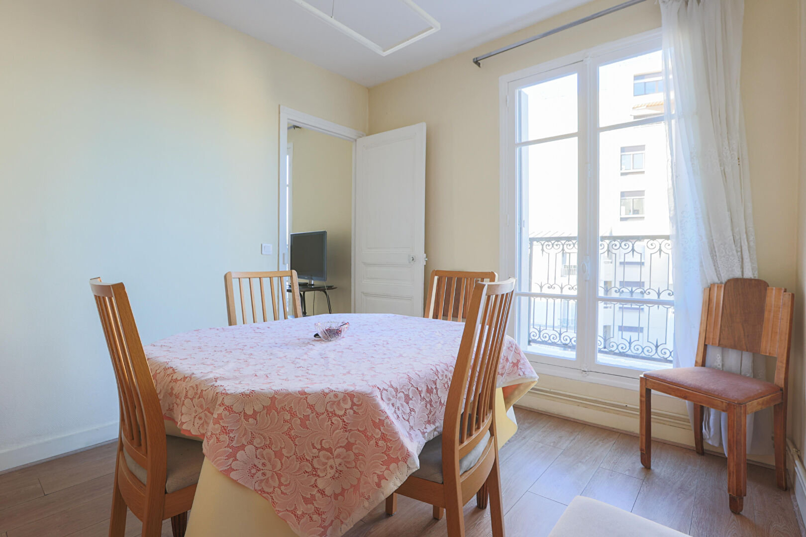 Four rooms on the top floor with a long balcony! 5