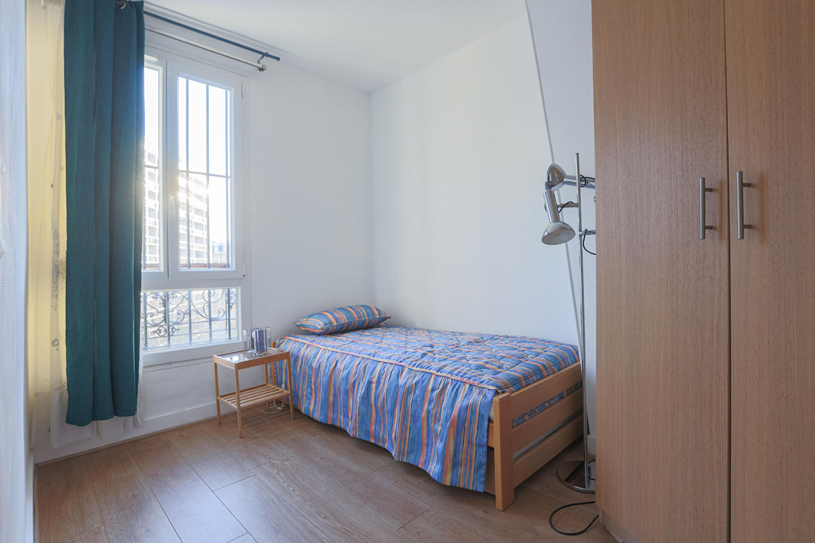 Four rooms on the top floor with a long balcony! 8